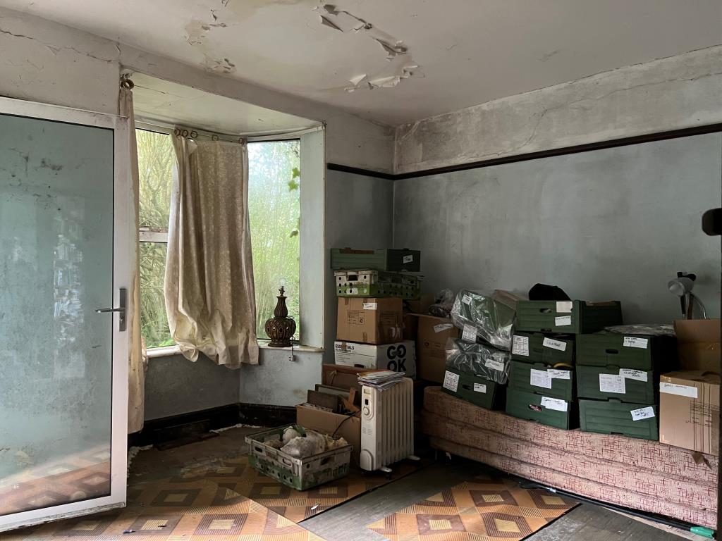 Lot: 102 - DETACHED BUNGALOW FOR UPDATING OR REPLACEMENT - Living room